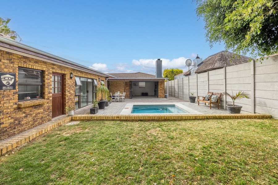 4 Bedroom Property for Sale in Uitzicht Western Cape